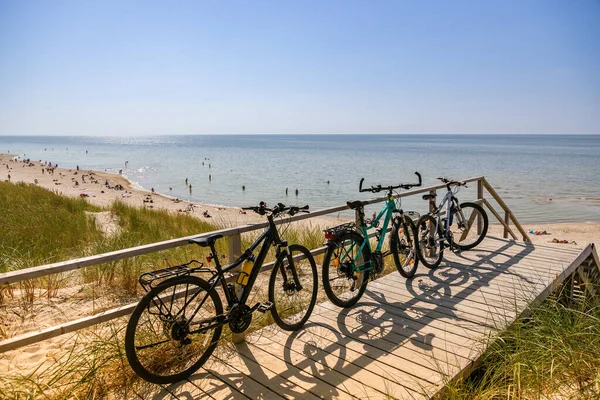 Велосипеды Припаркованы Рядом Пляжем Подряд Летние Развлечения Летние Путешествия — стоковое фото