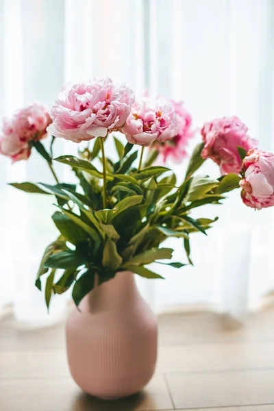 Delicate Bloeiende Roze Pioenrozen Bloemen Een Roze Vaas — Stockfoto