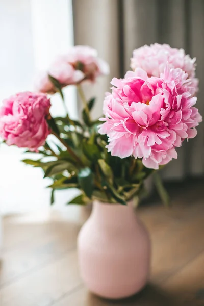 Schöner Frischer Strauß Rosa Pfingstrosen Einer Rosa Vase — Stockfoto