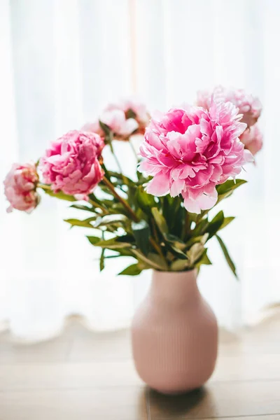 Mooie Bloeiende Roze Pioenrozen Een Roze Vaas — Stockfoto