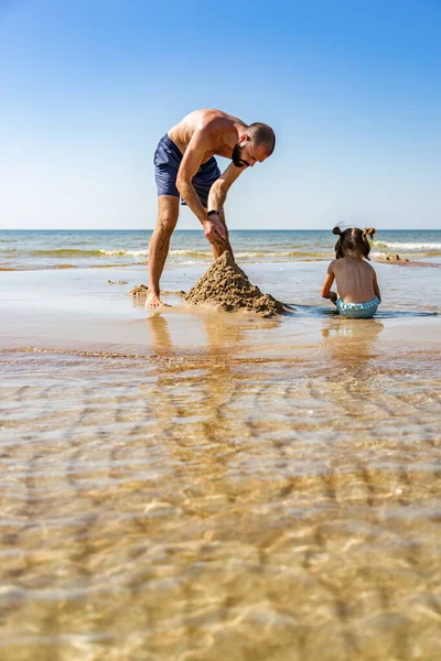 Father His Little Daughter Playing Beach Summer Holidays — Stock Photo, Image