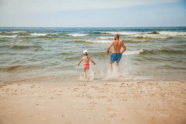 Father His Little Daughter Having Fun Running Sea — Stock Photo, Image