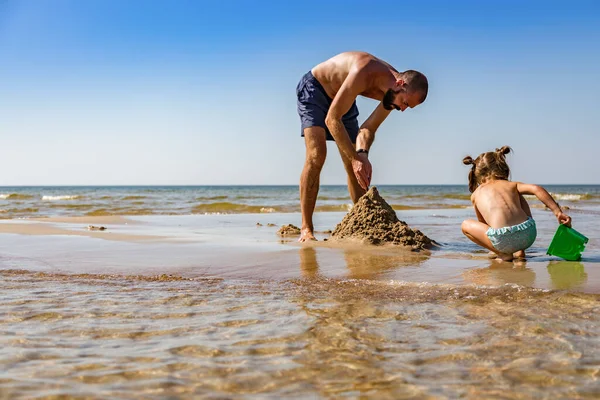Father His Little Daughter Building Sandcastle Sea — Stock Photo, Image