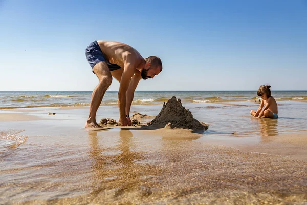 Father His Little Daughter Spending Time Together Beach Building Sandcastle — Stock Photo, Image