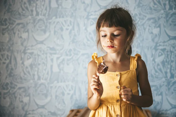 Grimy Fille Préscolaire Manger Crème Glacée Maison — Photo