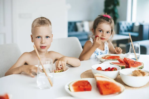 Zwei Kinder Essen Frische Saftige Wassermelone Der Küche — Stockfoto