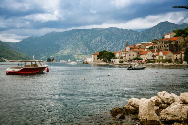 Vista Perast Village Ubicado Pintoresca Costa Bahía Boka Kotor Montenegro — Foto de Stock