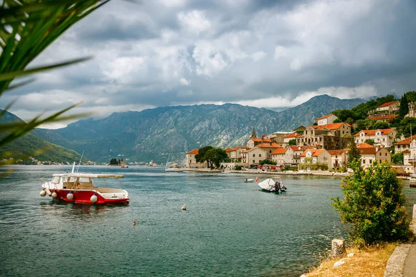 Tranquila Vila Perast Agraciando Costa Baía Boka Kotor Montenegro — Fotografia de Stock