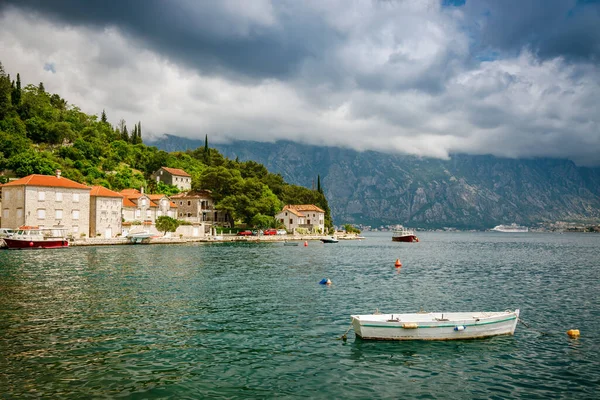 Altes Boot Schwimmt Wasser Nahe Dem Dorf Perast Der Bucht — Stockfoto