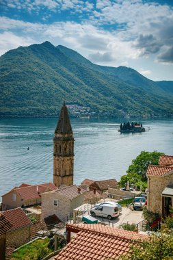 Ünlü adanın manzarası Kayalıkların ve Perast kasabasının hanımefendisi Karadağ 'ın yüksek perspektifinden