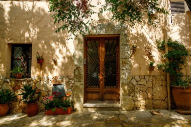 Valldemossa, Mallorca, İspanya 'daki evin tipik girişi