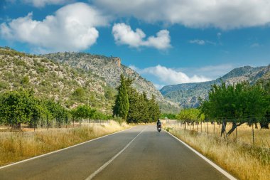 İspanya 'nın Mallorca dağlarında güzel bir yol