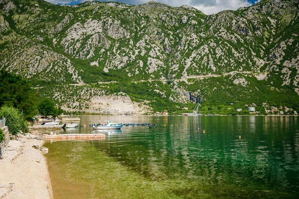 Karadağ 'ın Kotor Körfezi' ndeki güzel yaz kıyı şeridi