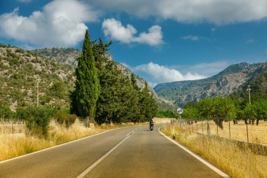 İspanya 'nın Mallorcan dağları boyunca uzanan pitoresk bir patika.