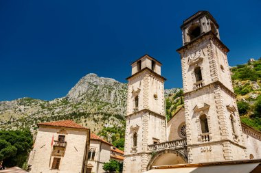 St Tryphon Katedrali 'nin çan kuleleri, veya Karadağ' ın eski Kotor kentindeki Kotor Katedrali