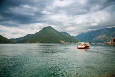 Karadağ 'ın Kotor Körfezi' nde suda yüzen küçük bir tekne
