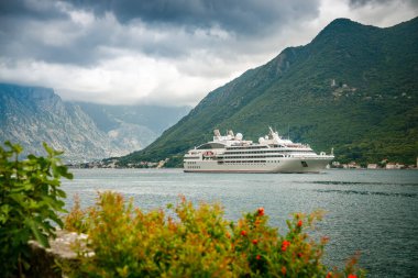Karadağ 'ın Kotor Körfezi' nde tanınmayan büyük bir yolcu gemisi seyahat ediyor.