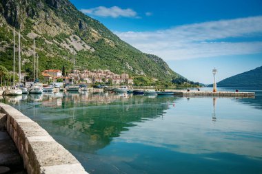 Karadağ 'ın Kotor körfezindeki küçük bir kasaba olan Risan' ın seddi manzaralı