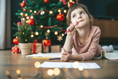 5-6 yaşlarında, hayallerle dolu şirin kızlar Noel Baba 'ya mektup yazıyorlar.