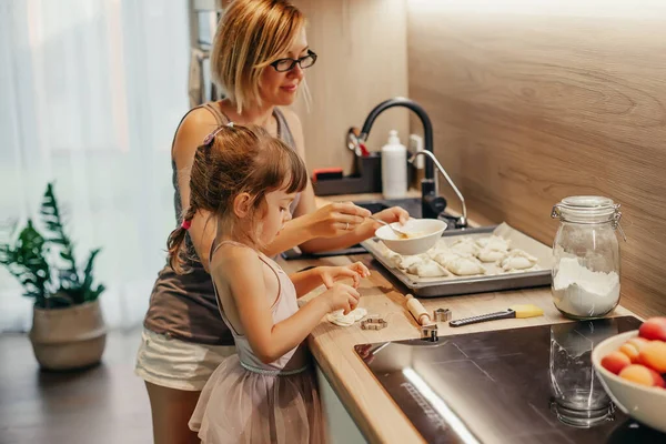 그녀의 기술을 그녀의 공유하는 사랑하는 어머니 집에서 쿠키를 만드는 요리하는 스톡 이미지
