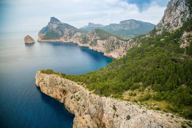İspanya, Mallorca 'daki Mirador de El Colomer' den Cap de Formentor 'un güzel manzarası