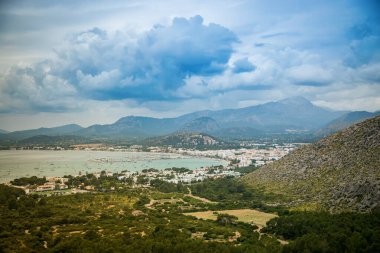 Port de Pollenca 'nın güzel bir manzarası, Mallorca, İspanya' da bir sahil mücevheri