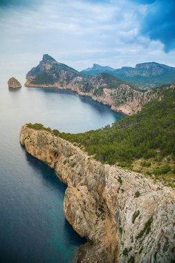 İspanya, Mallorca 'daki Mirador de El Colomer' den Kaptan de Formentor 'un nefes kesici görüntüsü