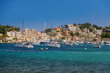 İspanya, Mallorca 'daki Port de Soller körfezinde yüzen yatlarla güzel bir manzara.
