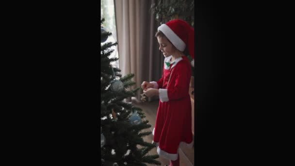Ein Kleines Mädchen Das Freude Schmücken Des Weihnachtsbaums Hause Hat Stockvideo