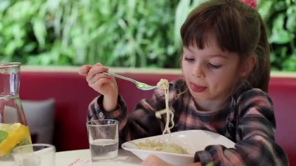 Menina Bonito Anos Idade Comer Espaguete Com Queijo Café Vídeo De Stock Royalty-Free
