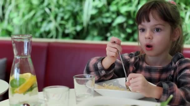 Cute Little Girl Lat Korzystających Wspaniały Makaron Przytulnej Kawiarni — Wideo stockowe