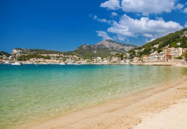 Port de Soller, Mallorca 'daki kumsal mavi deniz kıyısında.
