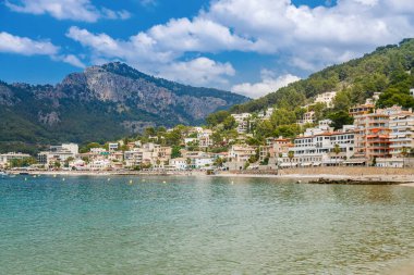 Mallorca 'nın Soller Limanı' ndaki sahil evleri ile deniz manzarası rahatlatıcı