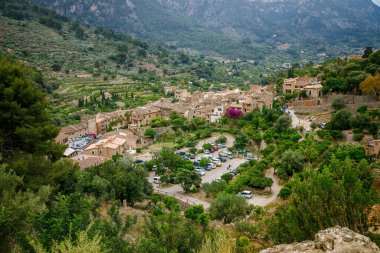 Mallorca, İspanya 'daki ilginç Fornalutx köyünün manzarası