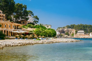 İspanya 'nın Mallorca kentindeki Port de Soller sahilinde sakin bir sahil bölgesi.