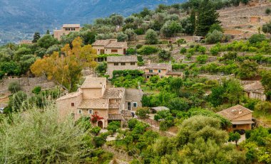 Mallorca, İspanya 'daki Fornalutx köyündeki eski taş binalar.