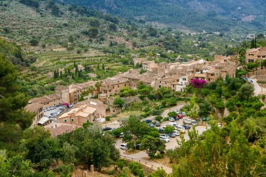 Mallorca 'daki Fornalutx kasabasını eski taş binalarıyla gösteren hava fotoğrafı.