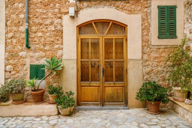 Fornalutx, Mallorca, İspanya 'da çiçekli eve güzel bir tipik giriş.