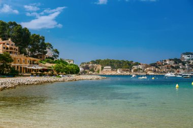 İspanya 'nın Mallorca kentindeki Port de Soller' de bulunan bir sahil manzarası.