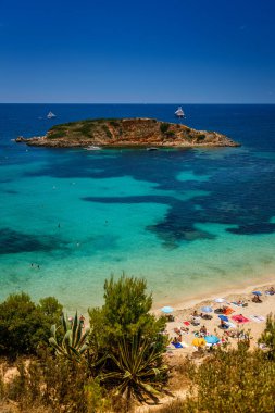 Mallorca 'daki Portals Nous (Playa Oratorio) plajının muhteşem bir güneş, deniz ve kum karışımı sunan manzarası.