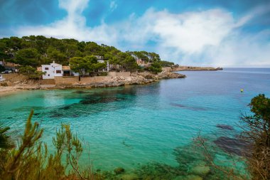 Mallorca 'daki Cala Gat plajı, berrak mavi sular ve doğal çevre, İspanya