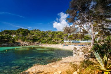 İspanya, Mallorca 'da La Font de Sa Cala plajı kalabalık değil.