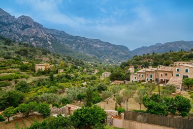 İspanya 'nın Mallorca kentindeki Tramuntana Dağları vadisinde Fornalutx kenar mahalleleri