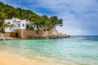 İspanya, Mallorca 'daki Cala Gat plajında şeffaf sular ve kumlu sahil