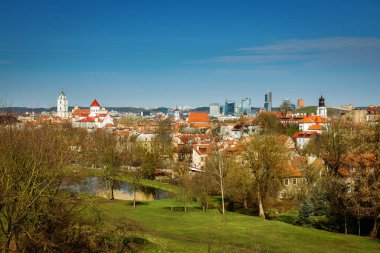 İlkbaharın başlarında Litvanya 'nın başkenti Vilnius' un canlı bir şehri. Canlı, güneşli bir şehir..