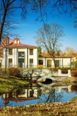 Baharda Vilnius 'taki Bernardinu Parkı' nda taze yeşillik, sakin bir gölet ve sakin bir atmosfer var.