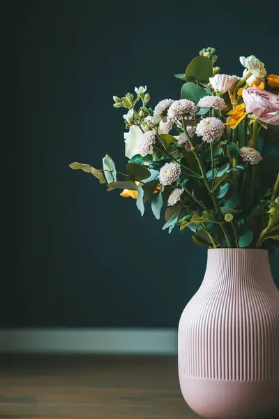 Ein Florales Arrangement Einer Rosa Vase Vor Dunklem Hintergrund Das — Stockfoto