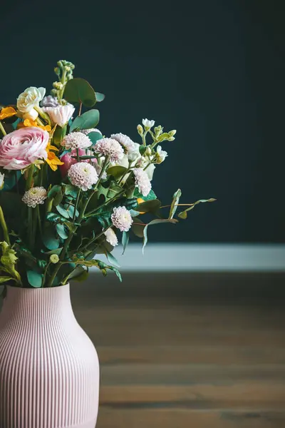Ein Blumengesteck Einer Rosafarbenen Vase Vor Dunklem Hintergrund Konzept Wohnkultur — Stockfoto