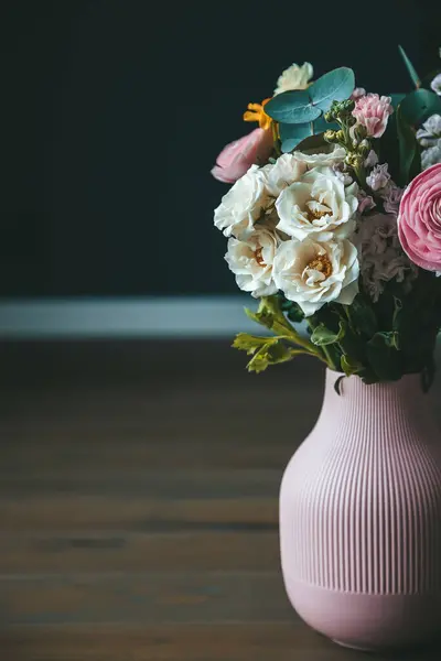 Pembe Bir Vazoda Koyu Bir Arka Planda Duran Çeşitli Çiçeklerden — Stok fotoğraf