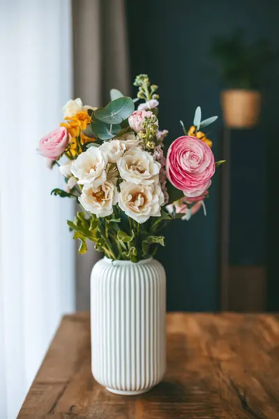 Tahta Bir Masanın Üzerinde Beyaz Tırtıklı Bir Vazoda Düzenlenmiş Çeşitli — Stok fotoğraf